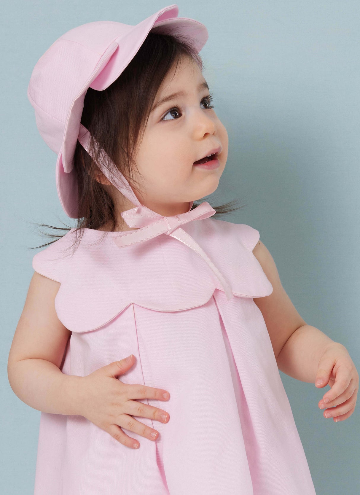 Patron Butterick n°7086 – Robe, culotte et bonnet pour tout-petit