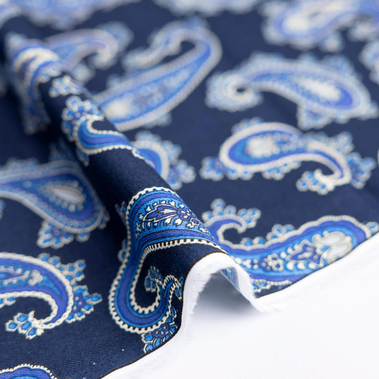 Twill 100% viscose – Motif paisley bleu marine