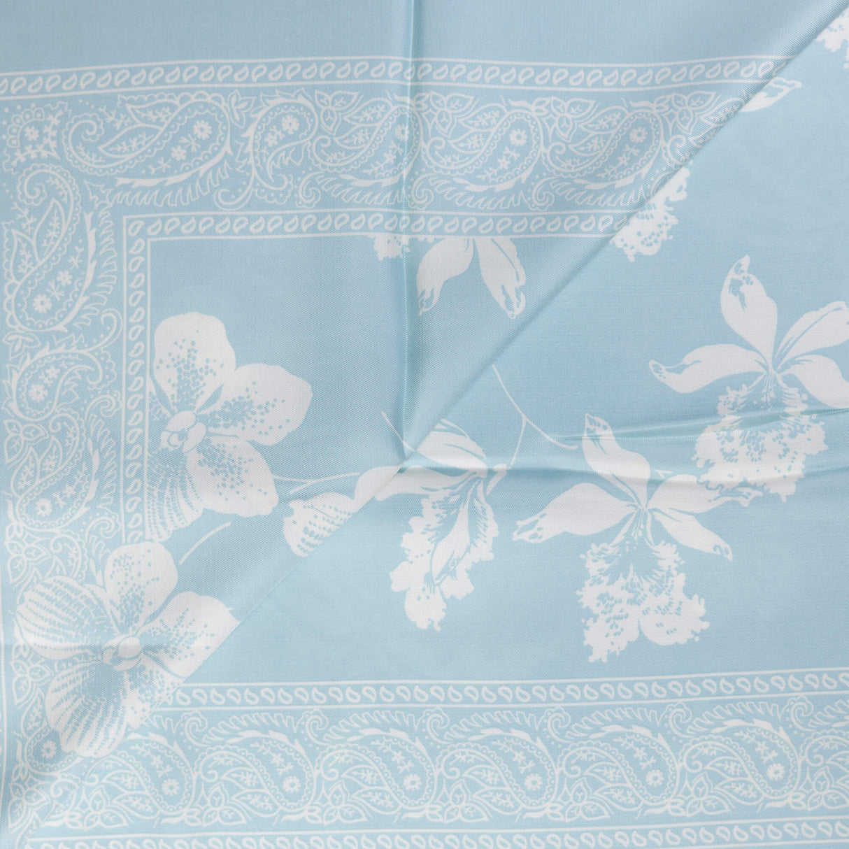 Twill 100% viscose – Fleurs blanches fond bleu ciel