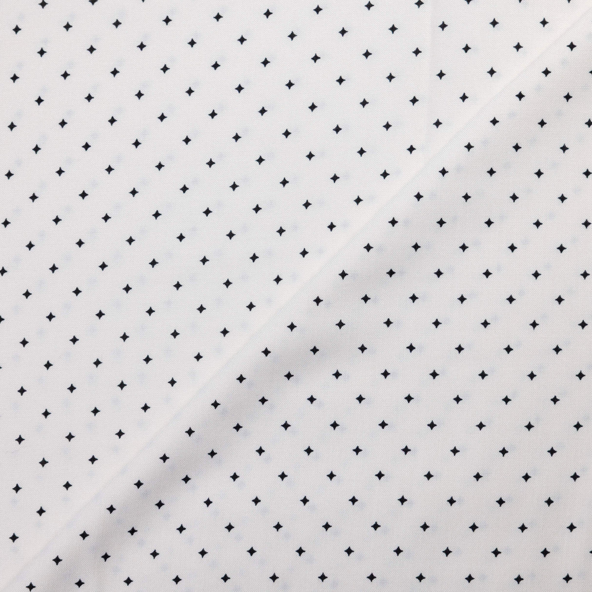 Toile 100% viscose – Étoiles noires sur fond blanc