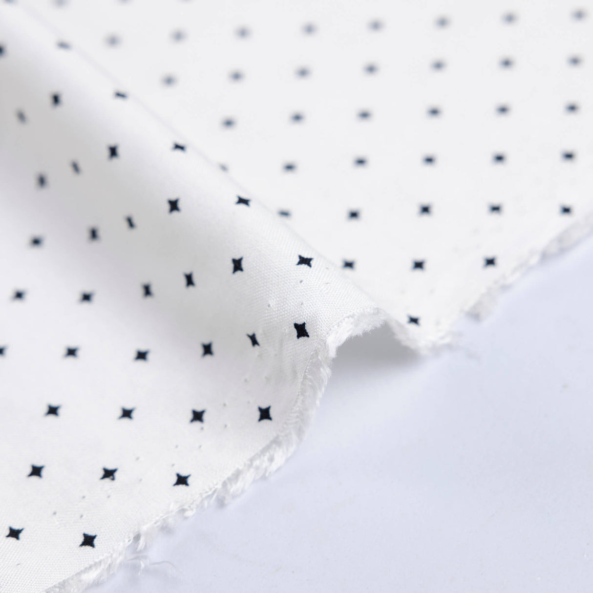 Toile 100% viscose – Étoiles noires sur fond blanc