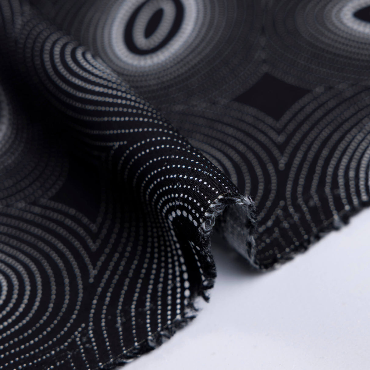 Viscose imprimée – Ondes graphiques noires et blanches