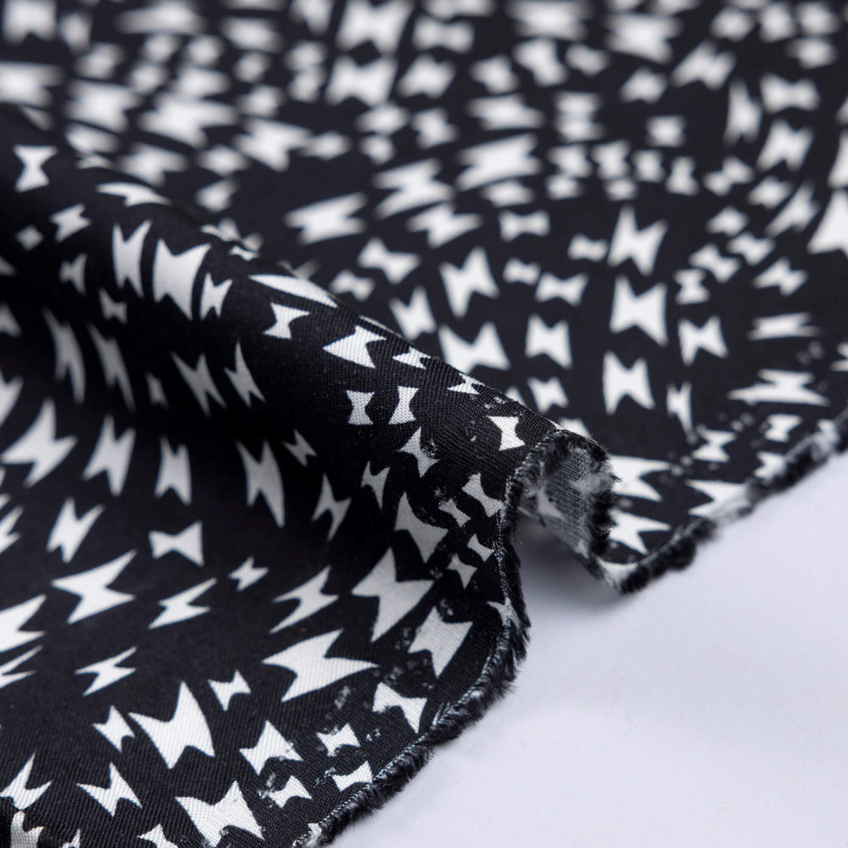 Twill 100% viscose – Éclairs blancs sur fond noir