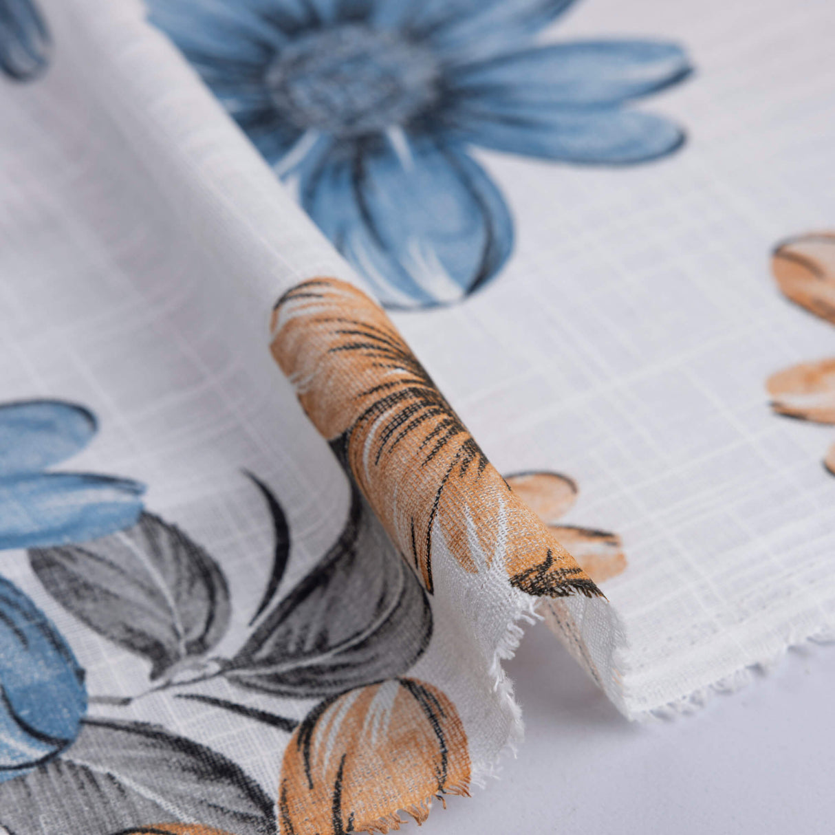 Gaze 100% coton – Fleurs bleues et terracotta fond blanc