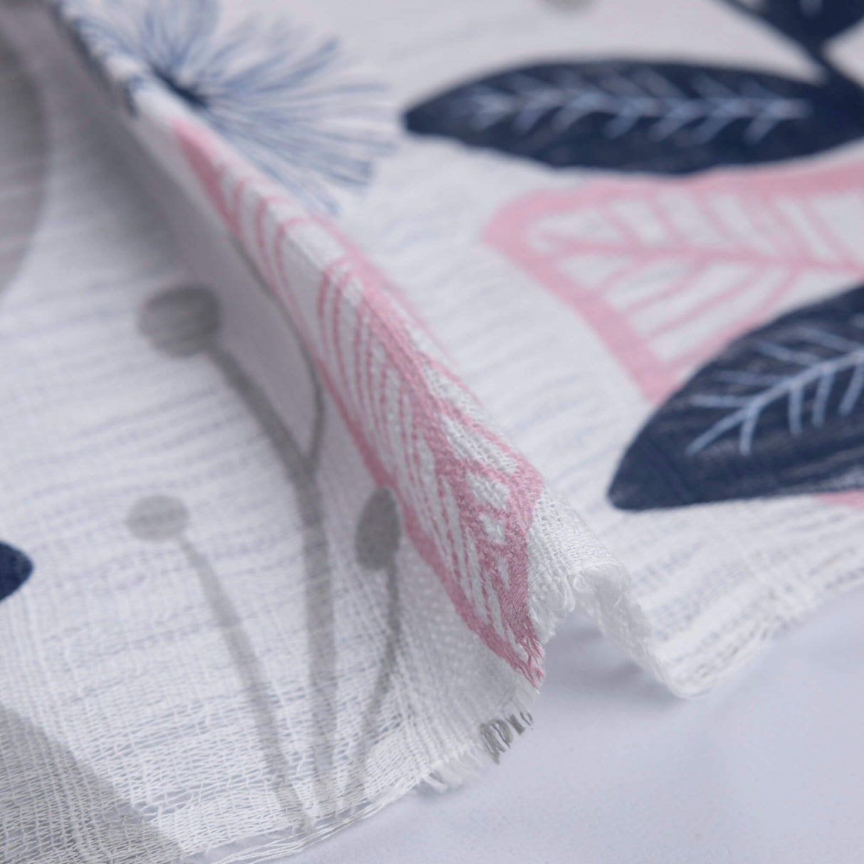 Gaze 100% coton – Feuilles graphiques bleu et rose fond blanc