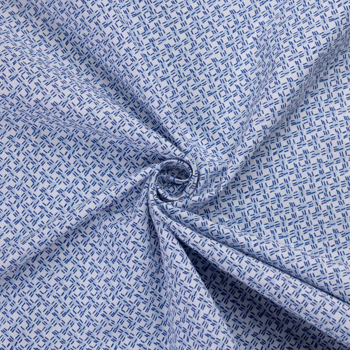 Popeline 100% coton – Motif tirets bleu fond blanc