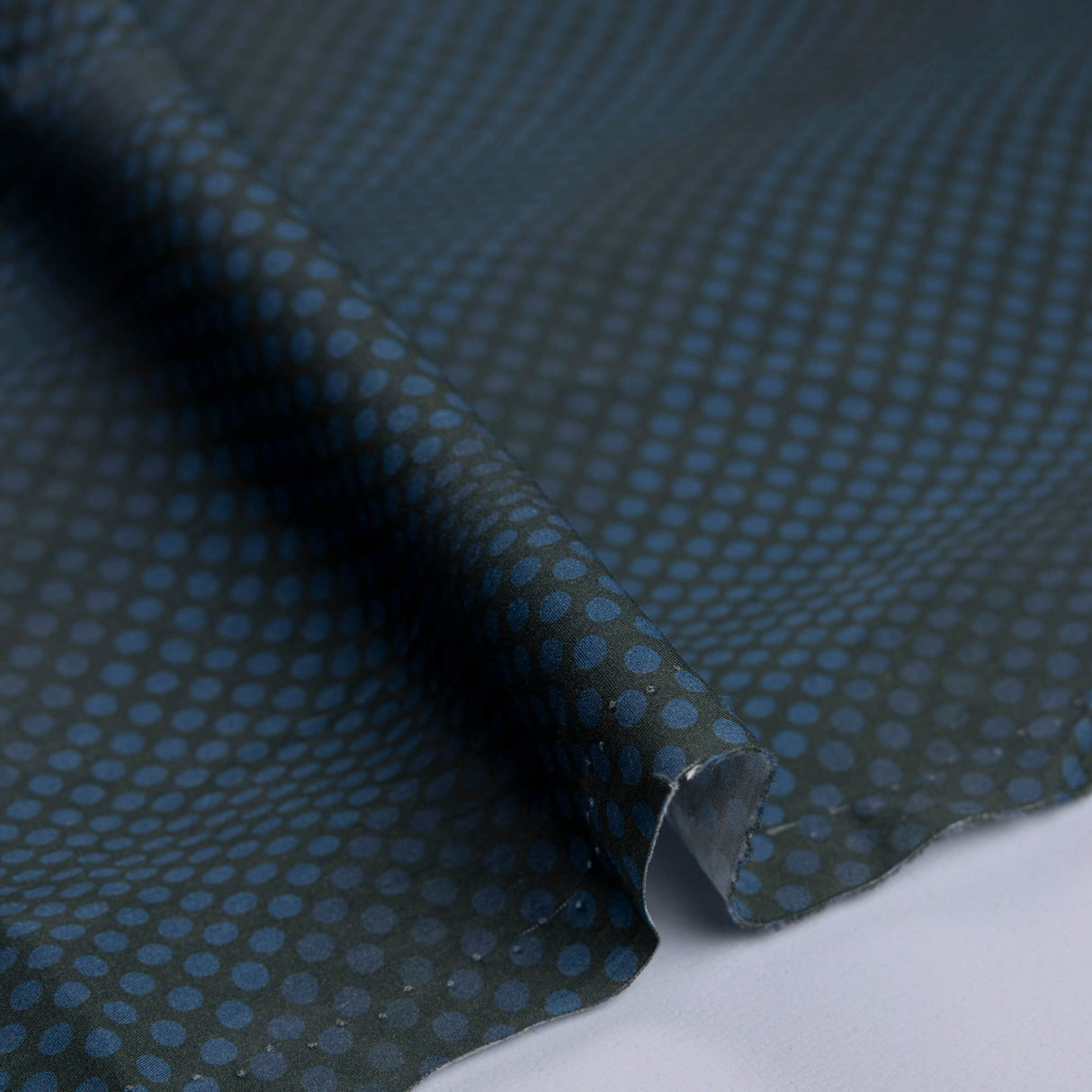 Popeline 100% coton – Pois bleu fond vert