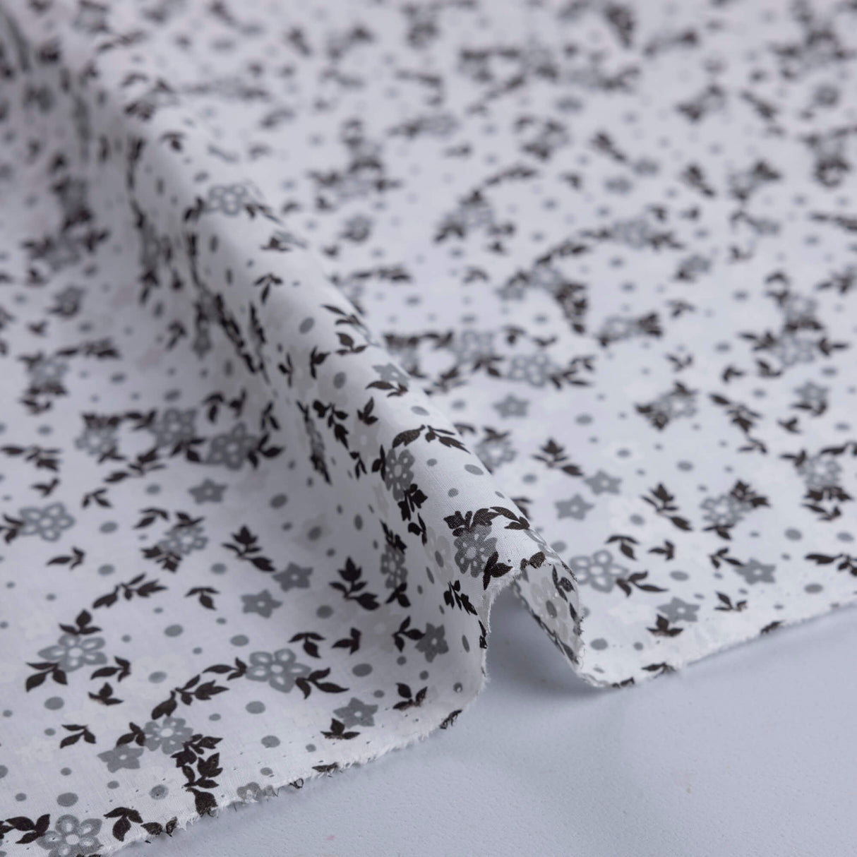 Batiste 100% coton – Fleurs & pois noir & gris fond blanc