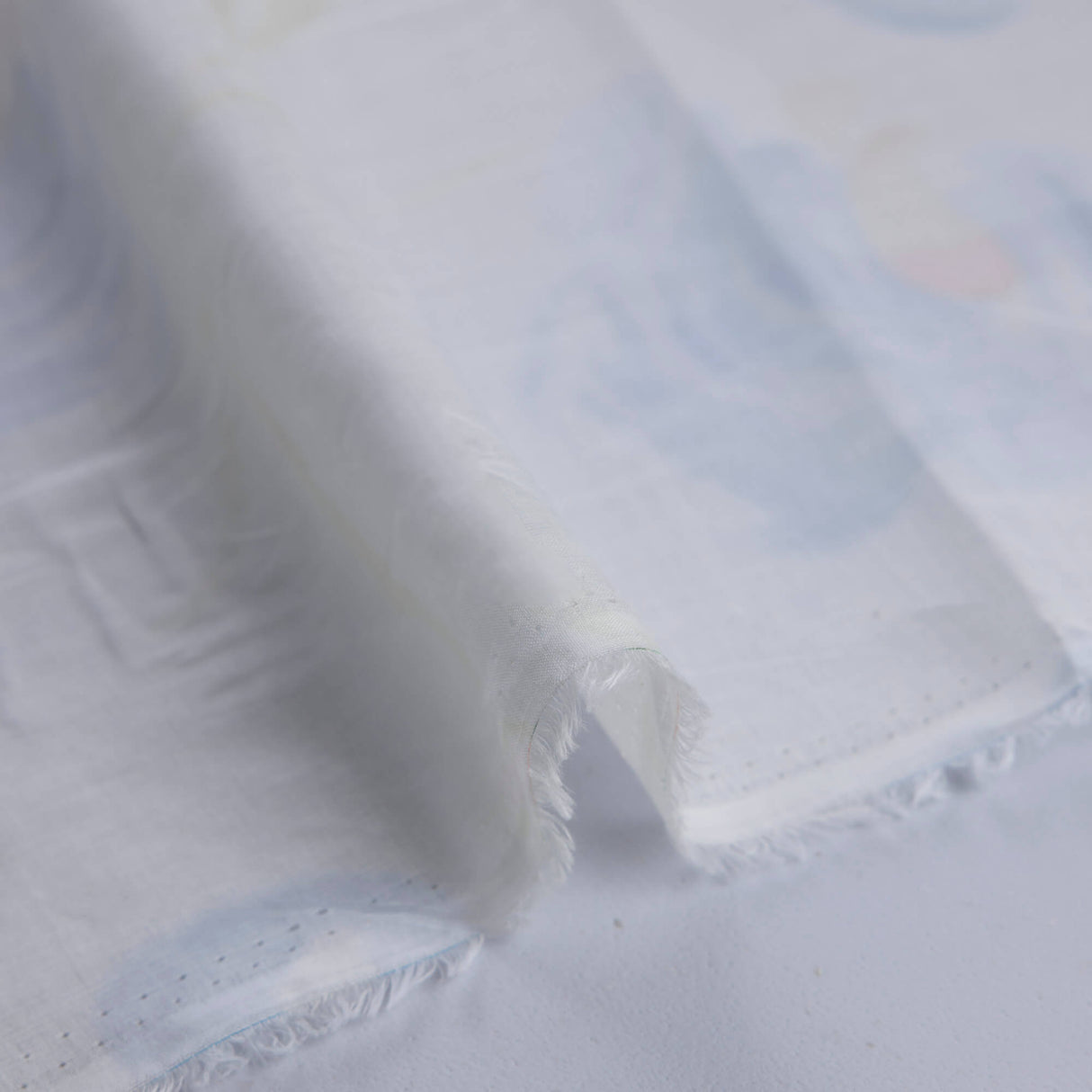 Voile 100% coton – Fleurs bleues fond écru