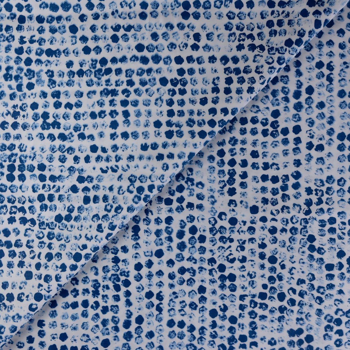 Satin coton & élasthanne – Pois irréguliers bleu fond blanc