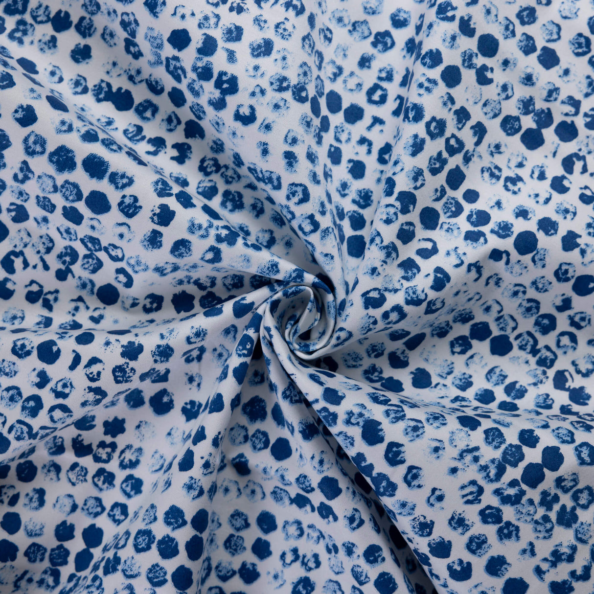 Satin coton & élasthanne – Pois irréguliers bleu fond blanc