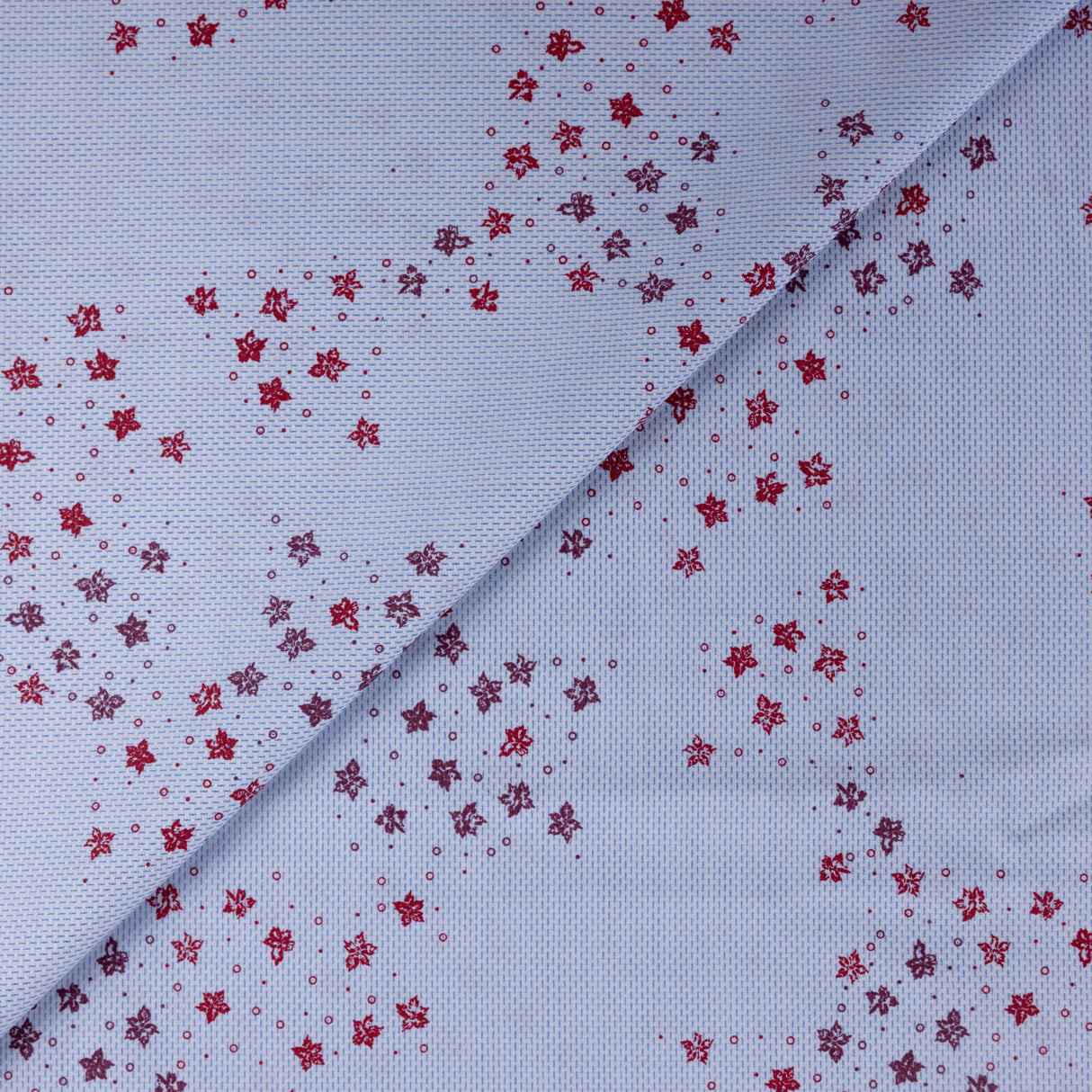 Popeline chevron 100% coton – Étoiles rouges fond bleu clair & blanc