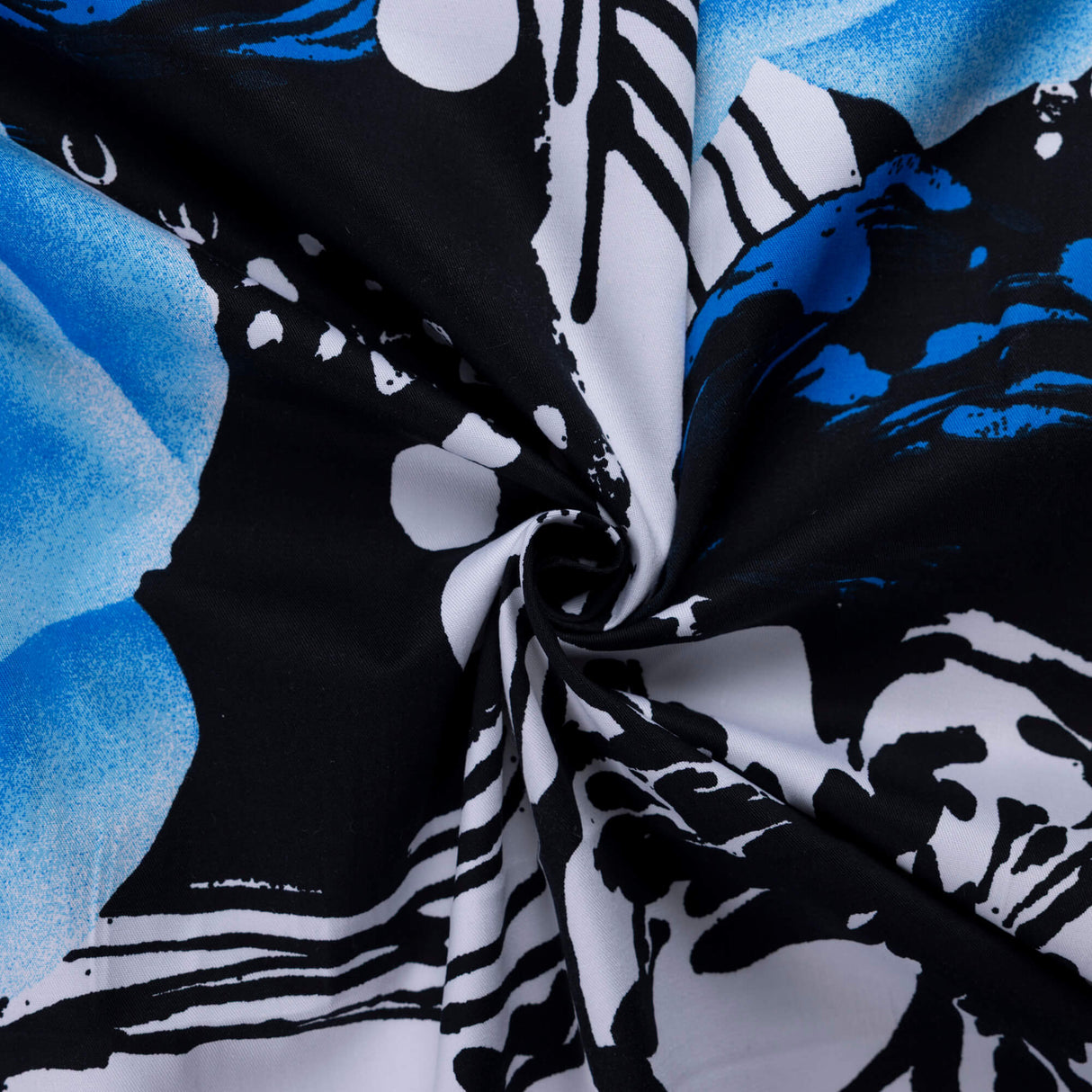 Gabardine coton & élasthanne – Fleurs bleues fond noir graphique