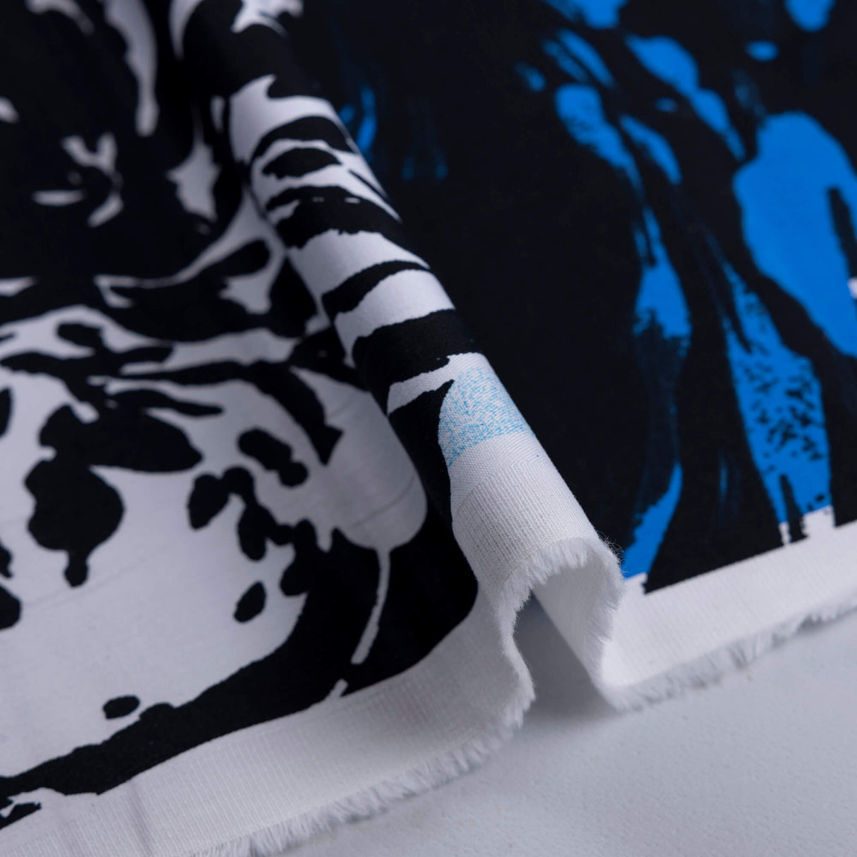 Gabardine coton & élasthanne – Fleurs bleues fond noir graphique