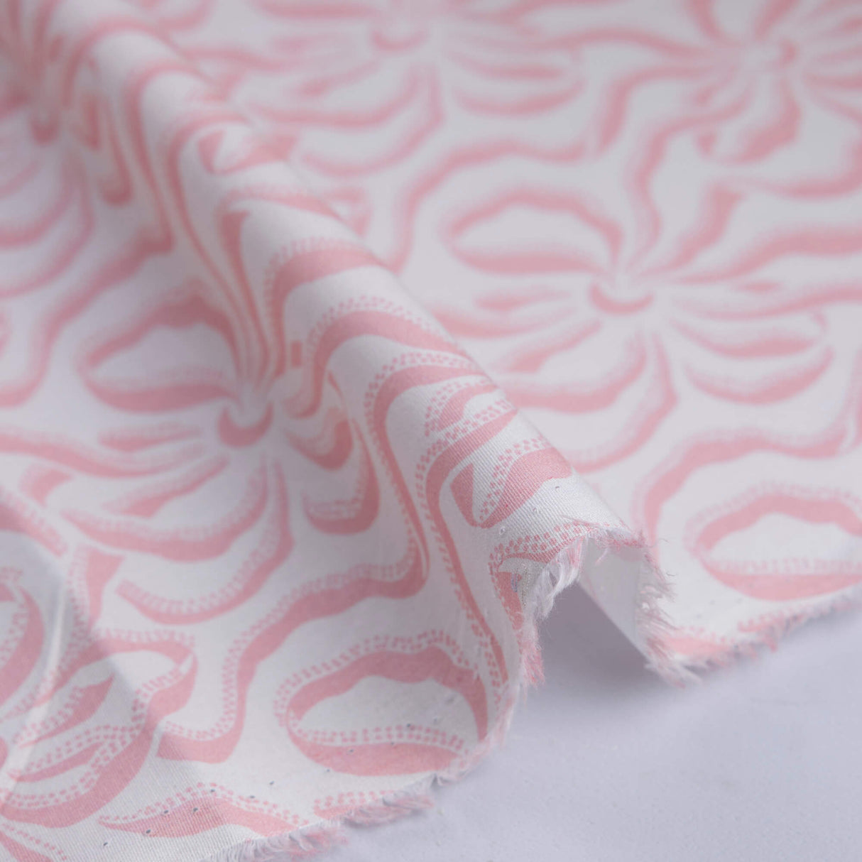 Popeline coton & élasthanne – Motif floral rose fond blanc