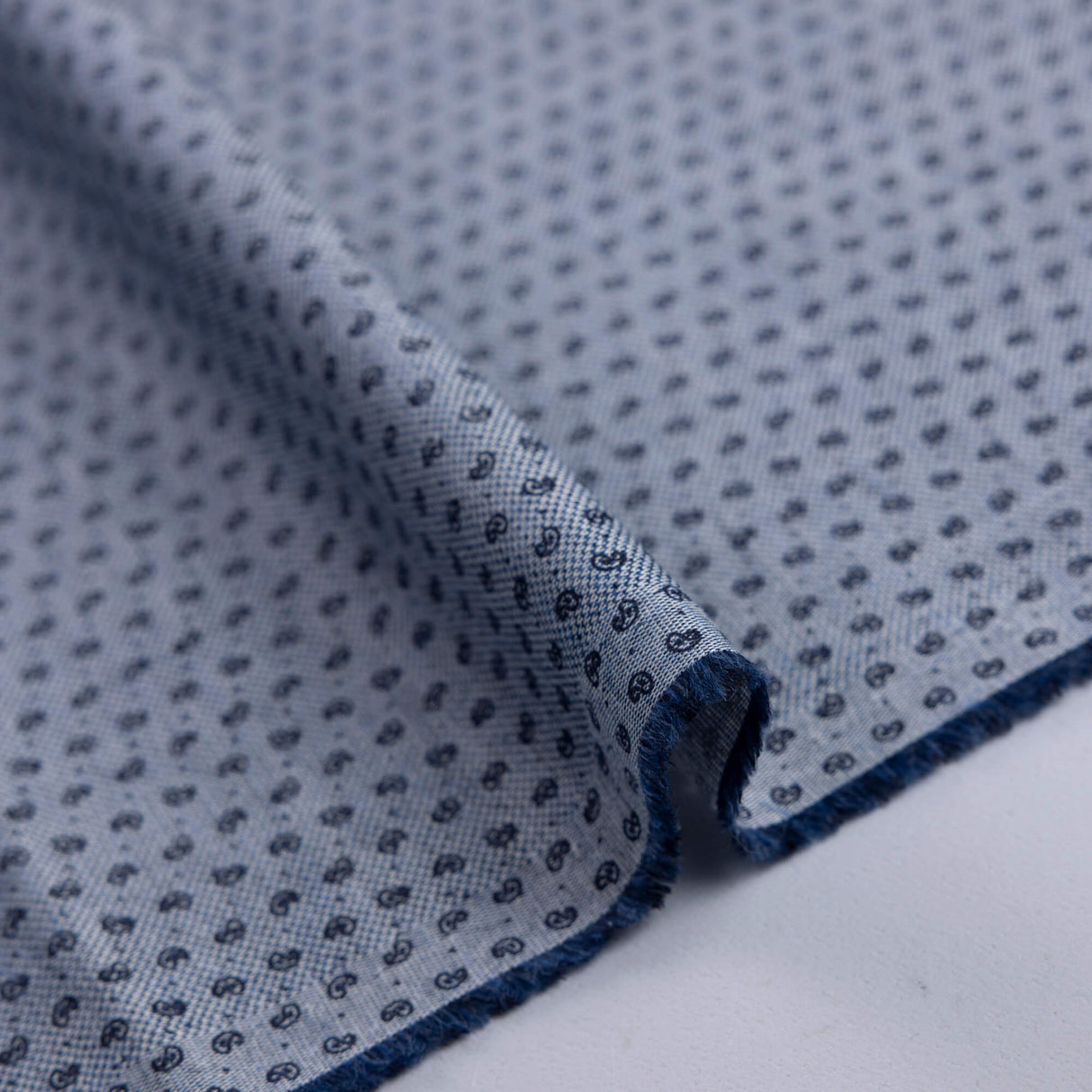 Tissu chemise 100% coton - Cachemire marine fond bleu et blanc