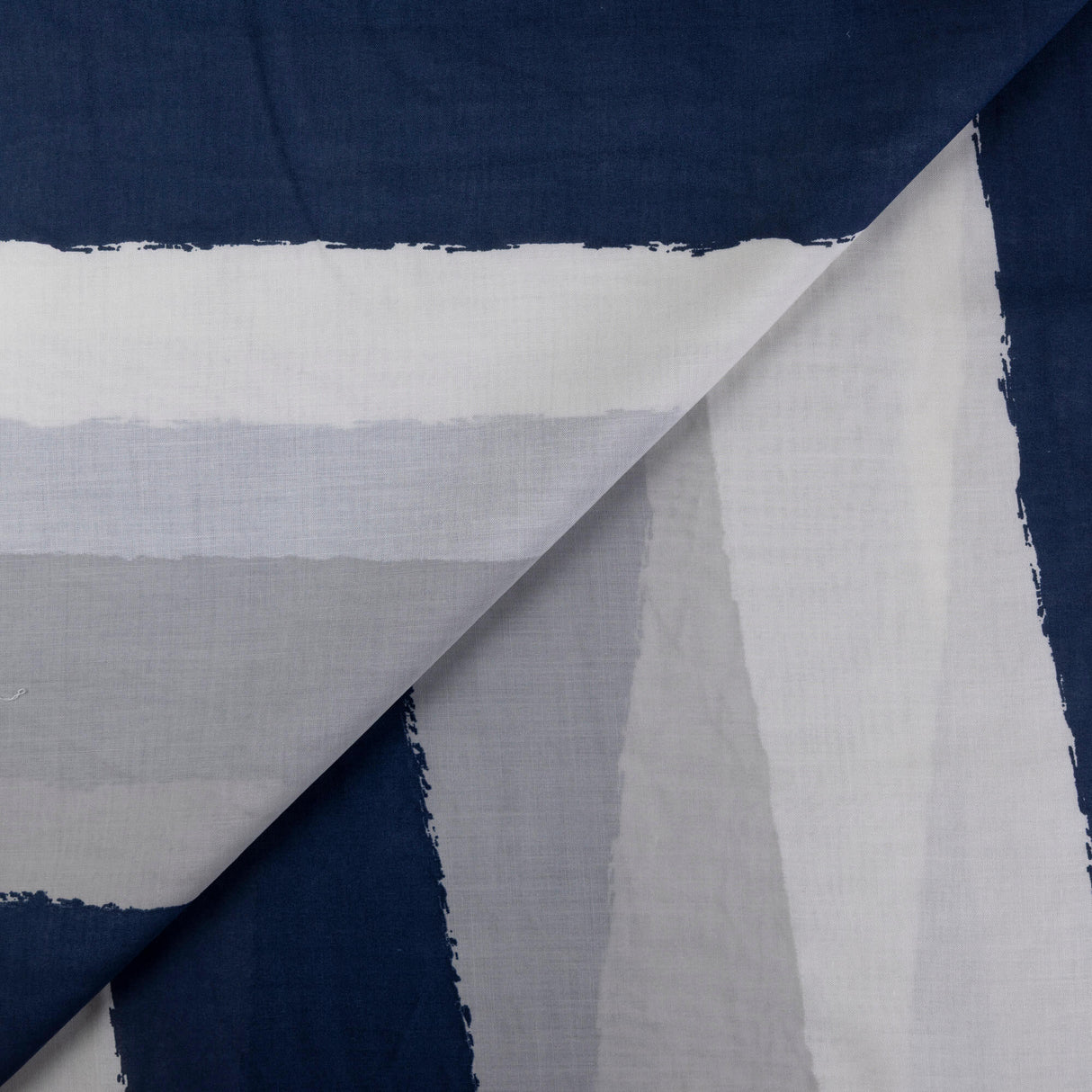 Voile 100% viscose – Rayures peintes bleu marine, gris et blanc
