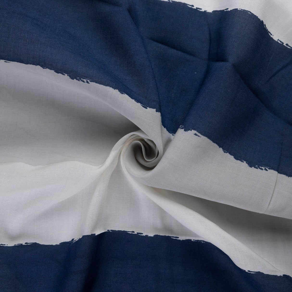 Voile 100% viscose – Rayures peintes bleu marine, gris et blanc