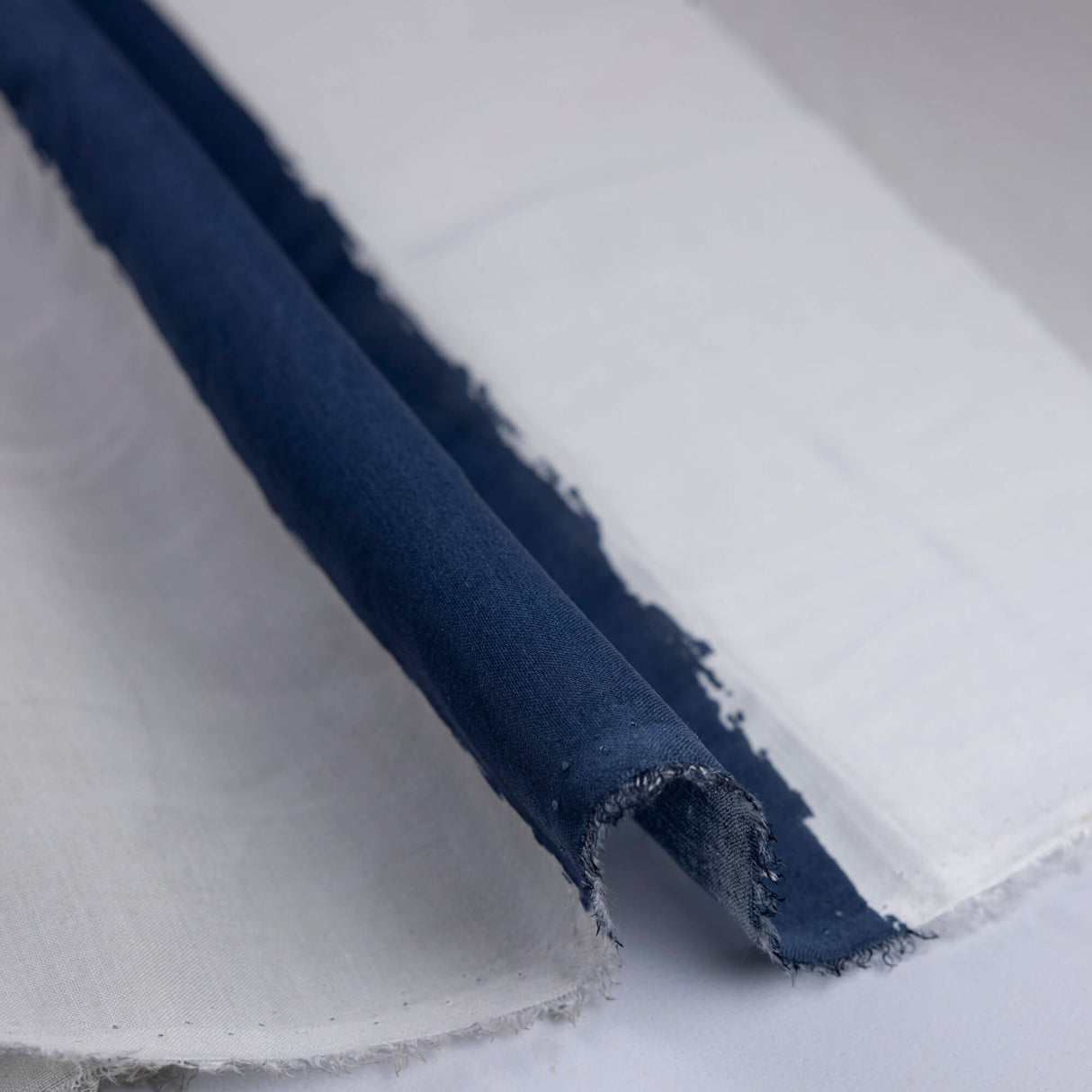 Voile 100% viscose – Rayures peintes bleu marine, gris et blanc