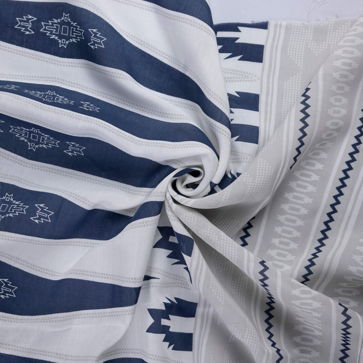 Voile 100% viscose – Rayures ethniques bleu et blanc
