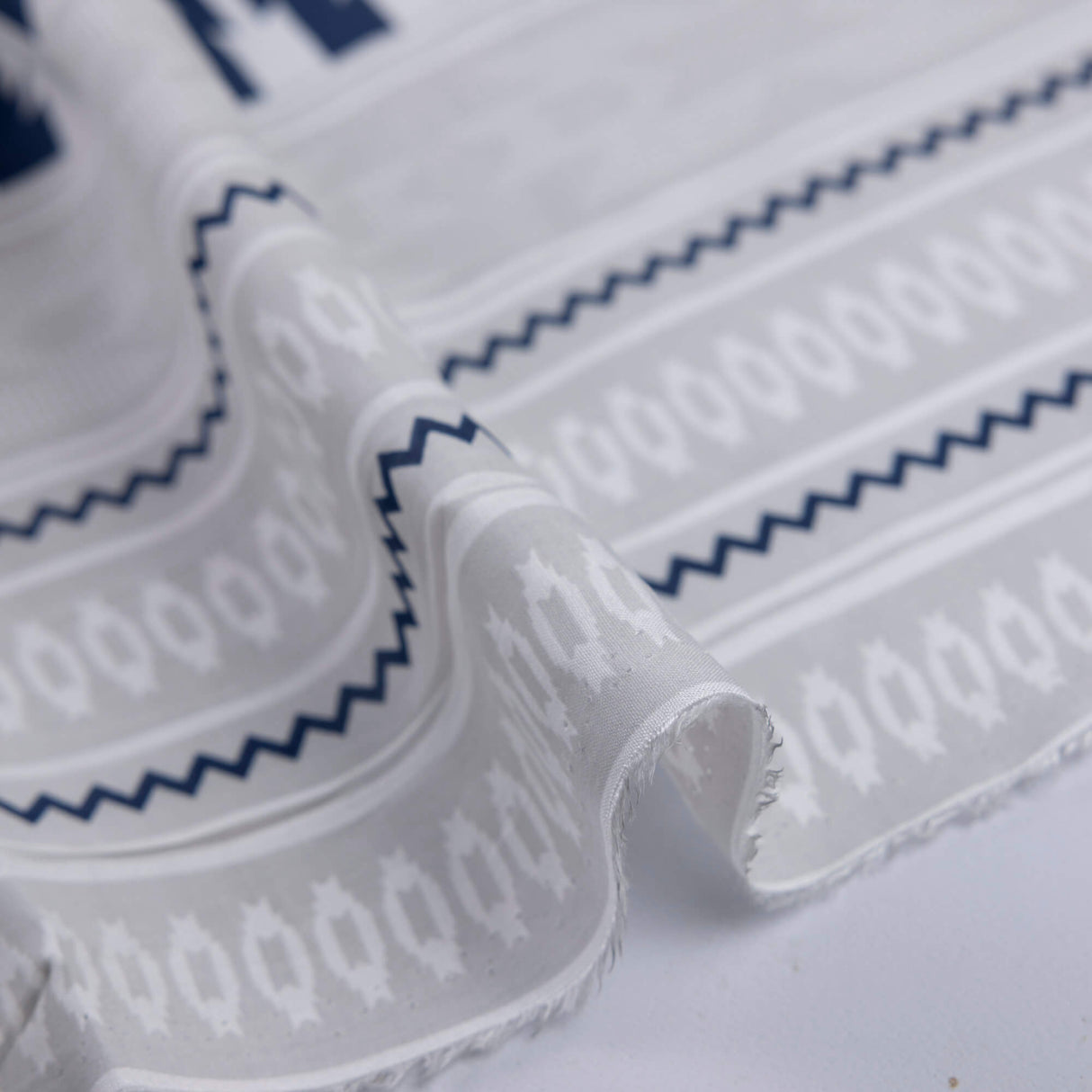 Voile 100% viscose – Rayures ethniques bleu et blanc