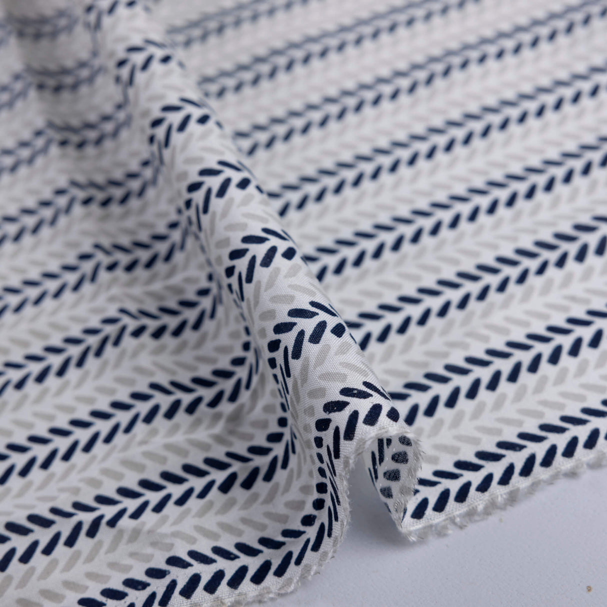 Étoffe 100% viscose - Rayure feuillage bleu fond blanc
