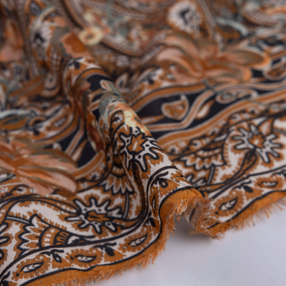 Voile 100% coton – Fleurs et cachemire caramel fond noir