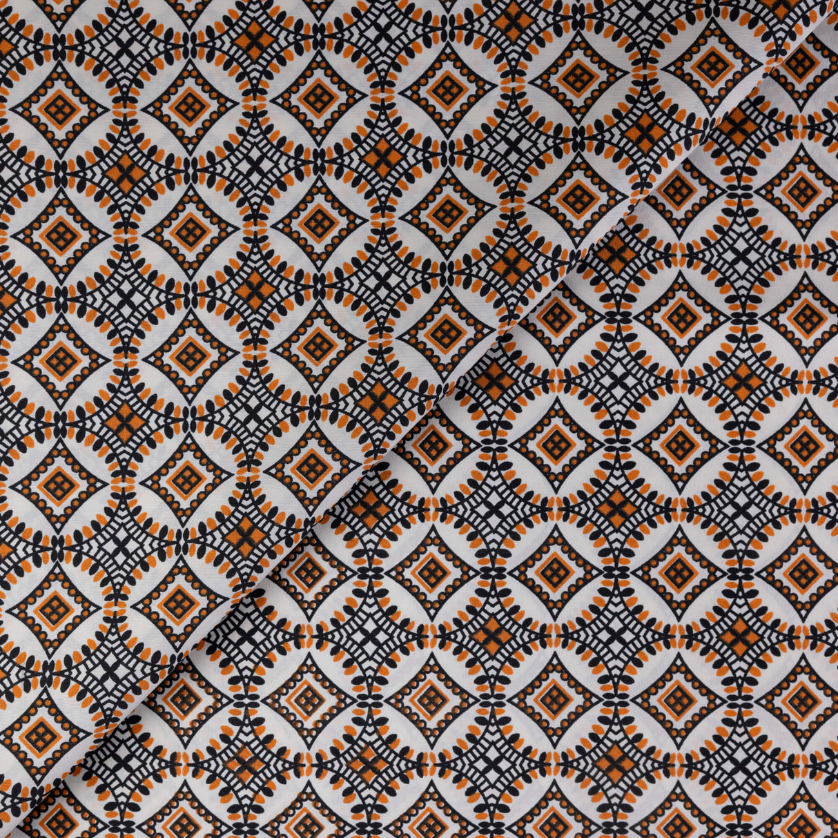 Étoffe 100% viscose – Géométrique orange & noir fond blanc