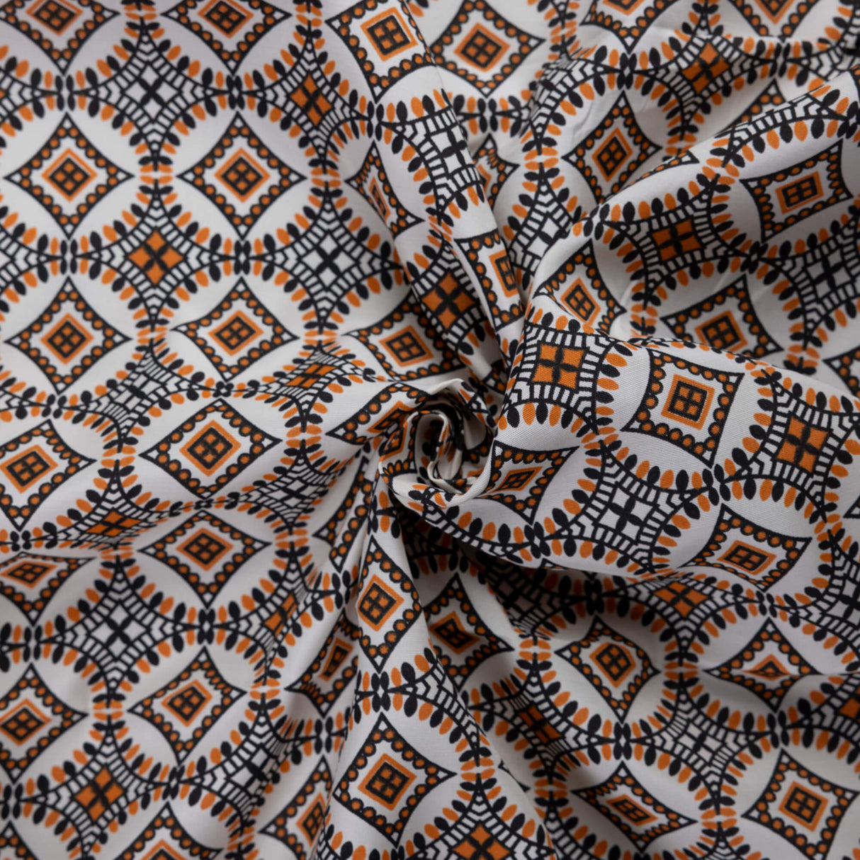 Étoffe 100% viscose – Géométrique orange & noir fond blanc