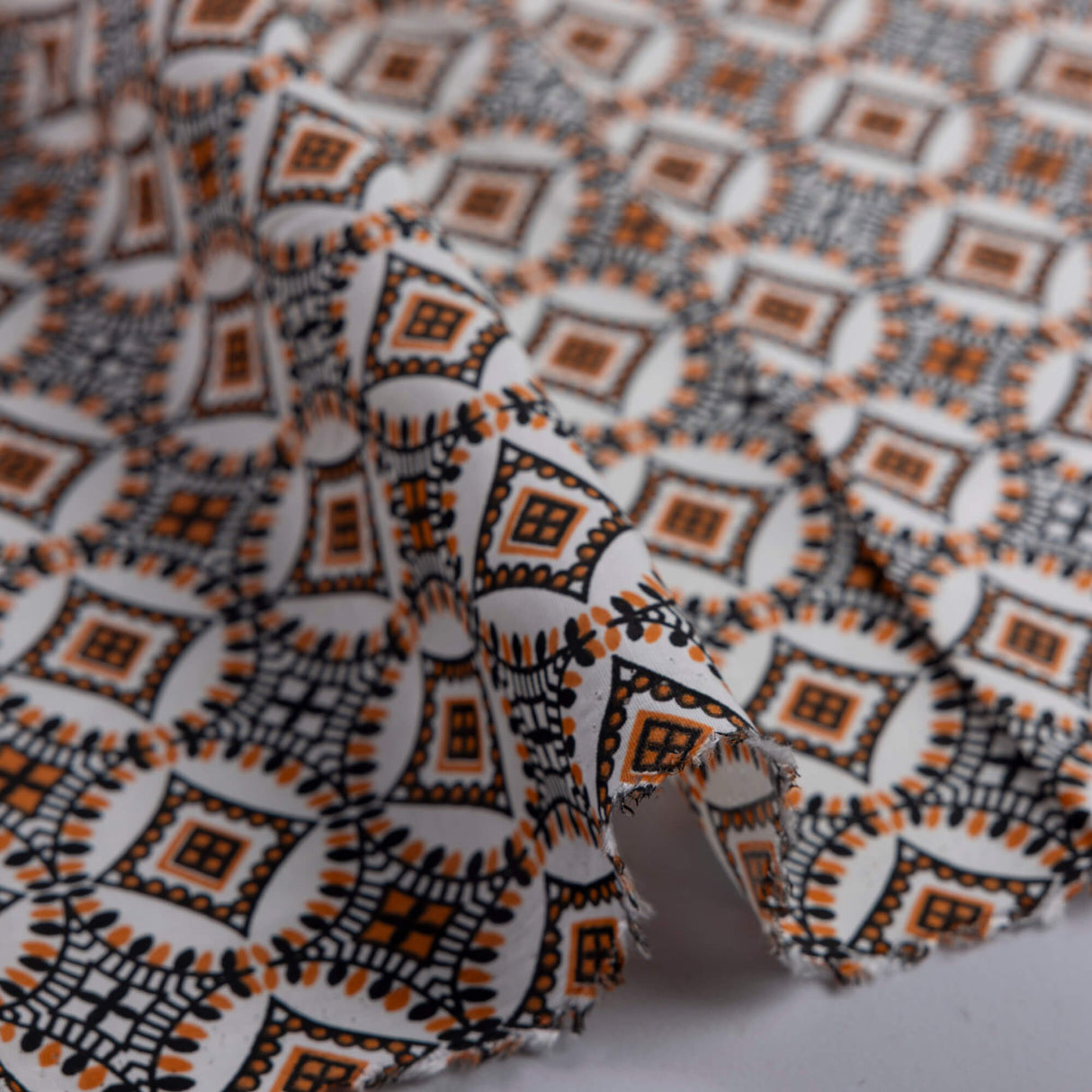 Étoffe 100% viscose – Géométrique orange & noir fond blanc