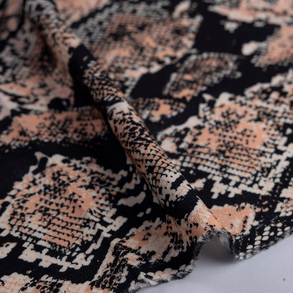 Twill 100% viscose – Python orange et noir