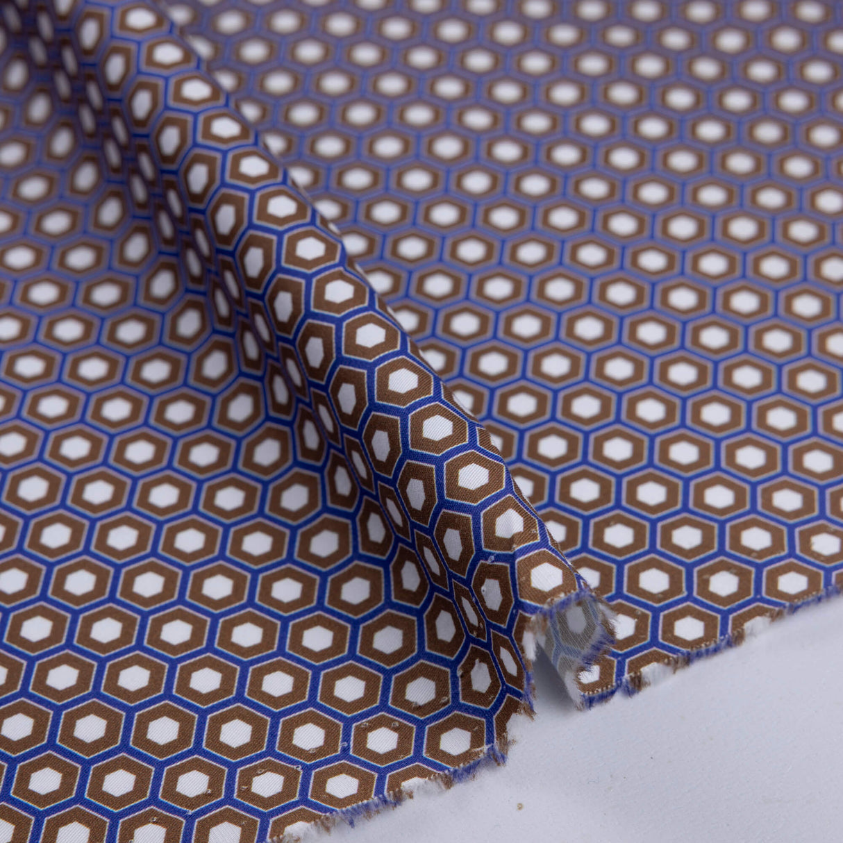 Gabardine 100% coton – Hexagone bleu marron