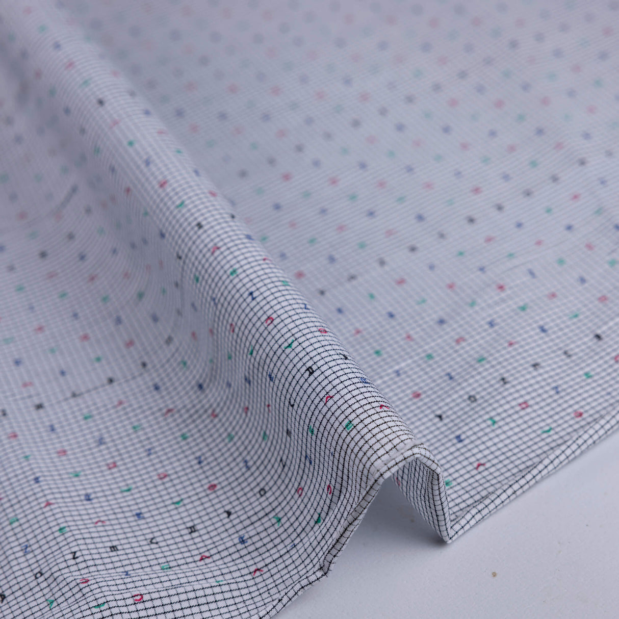 Popeline 100% coton – Carreaux noir & lettres multicolores