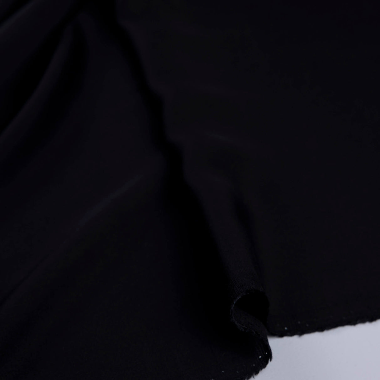 Satin 100% viscose – Étoiles roses fond noir