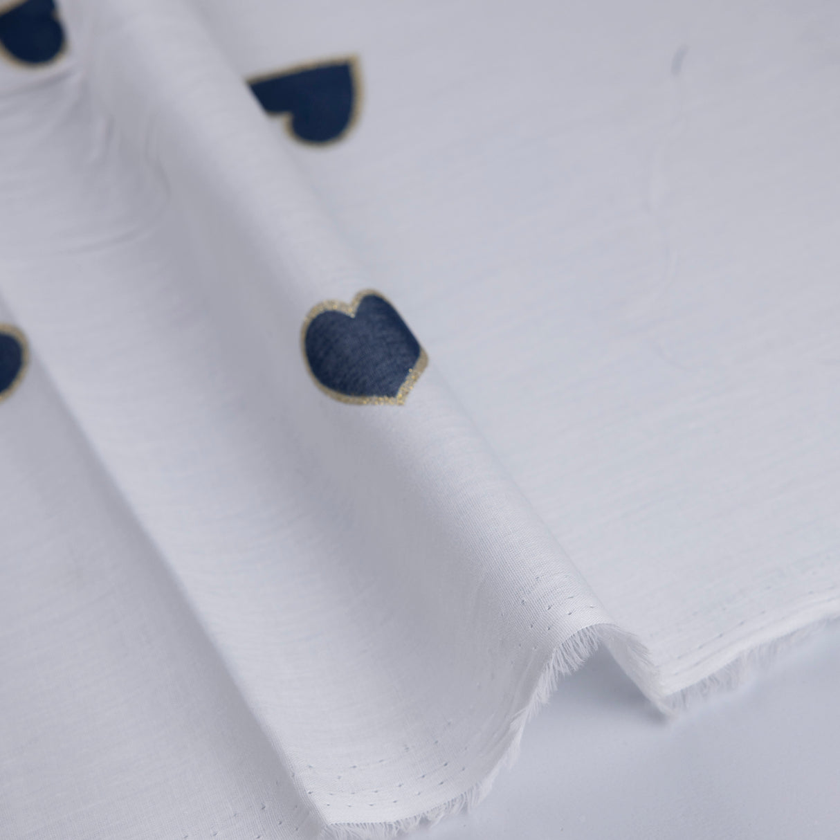Voile 100% coton – Cœurs bleu marine doré fond blanc