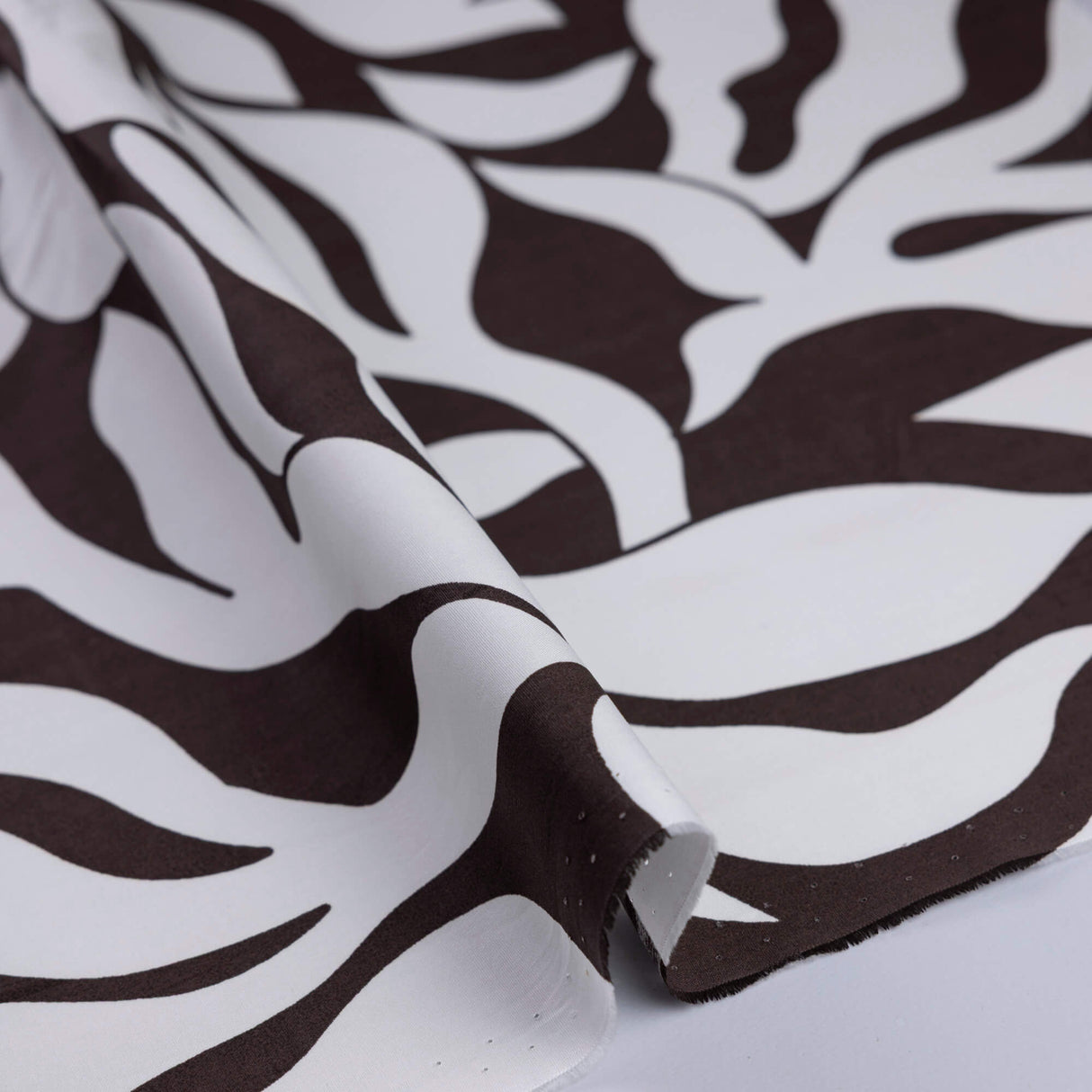 Popeline 100% coton – Feuilles marron fond blanc