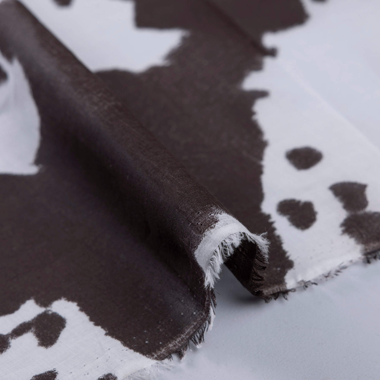 Voile 100% coton – Motif abstrait marron fond blanc
