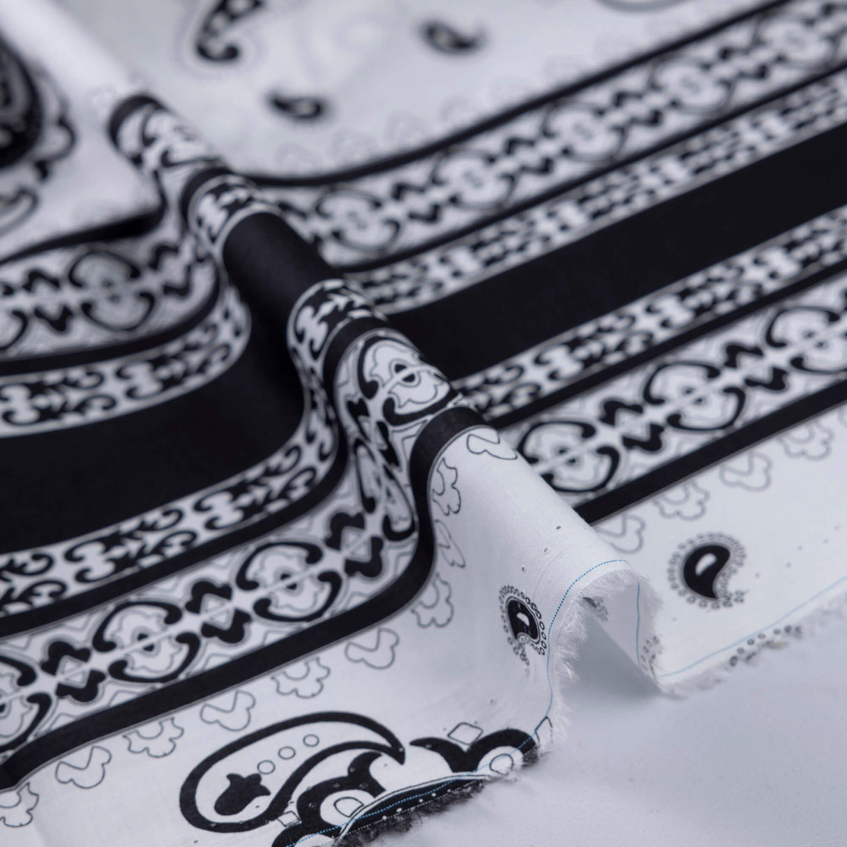 Batiste 100% coton – Bandana noir et blanc