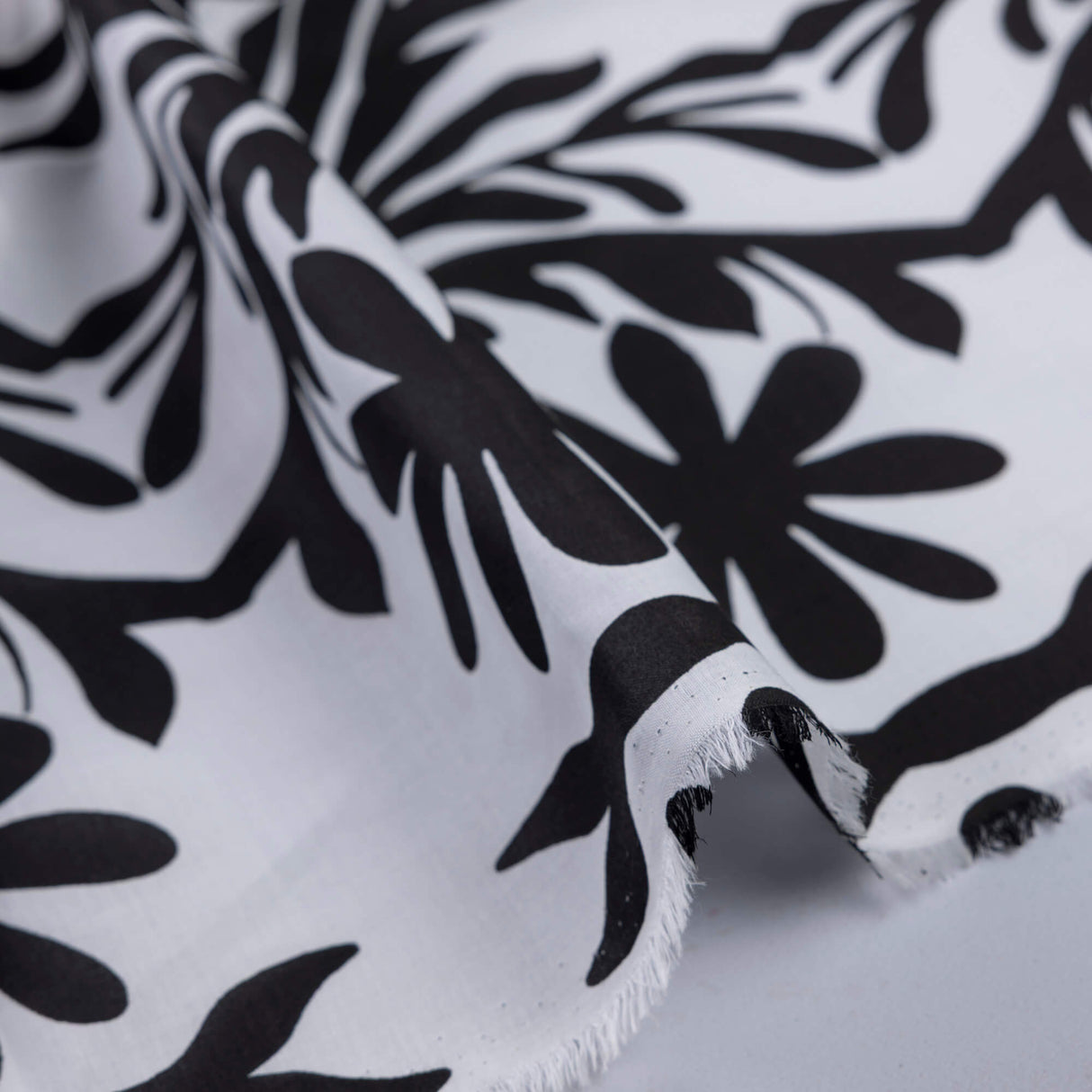Voile 100% coton – Motif baroque noir & blanc