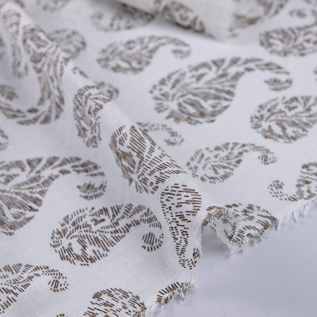 Gaze 100% coton – Cachemire marron fond blanc