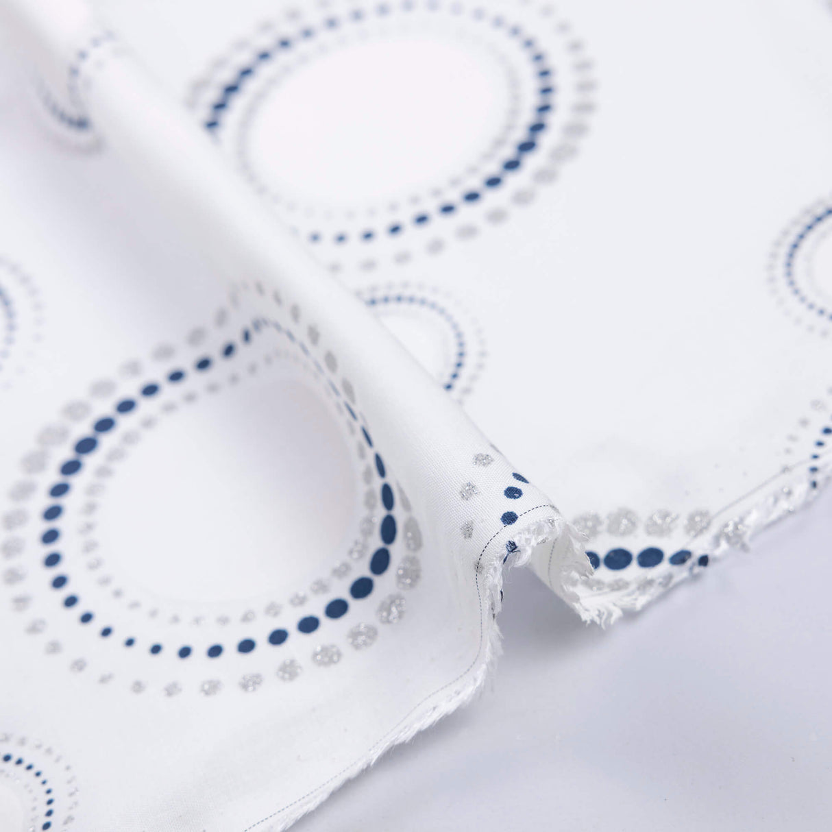 Étoffe 100% viscose - Cercles bleus et gris pailletés