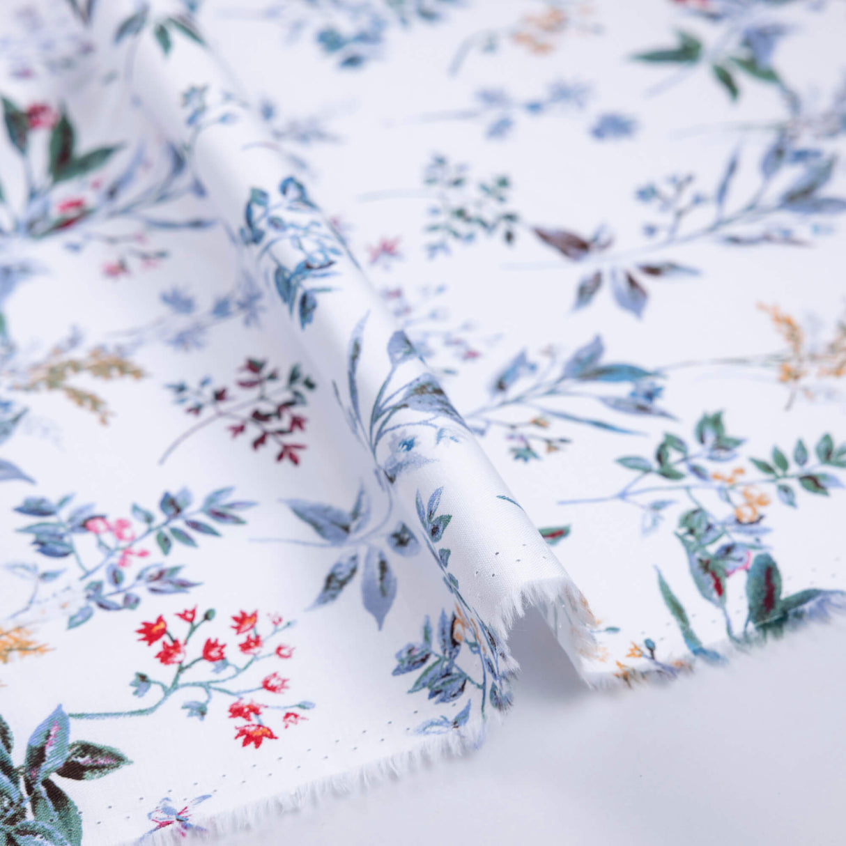 Gabardine coton & élasthanne - Fleurs champêtres fond blanc