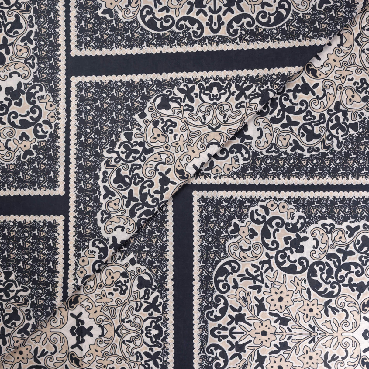 Batiste 100% viscose – Carreaux floraux noir et beige