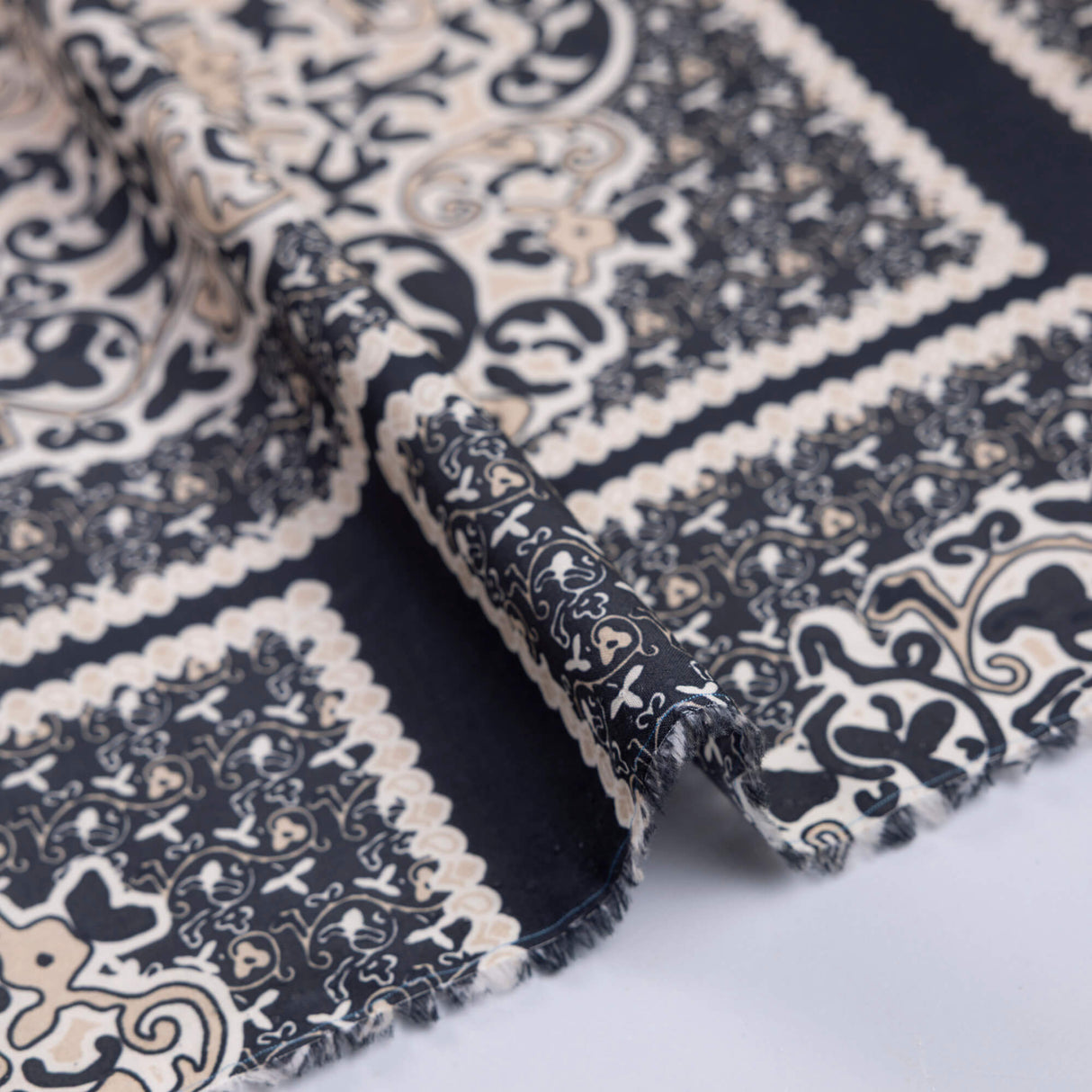 Batiste 100% viscose – Carreaux floraux noir et beige