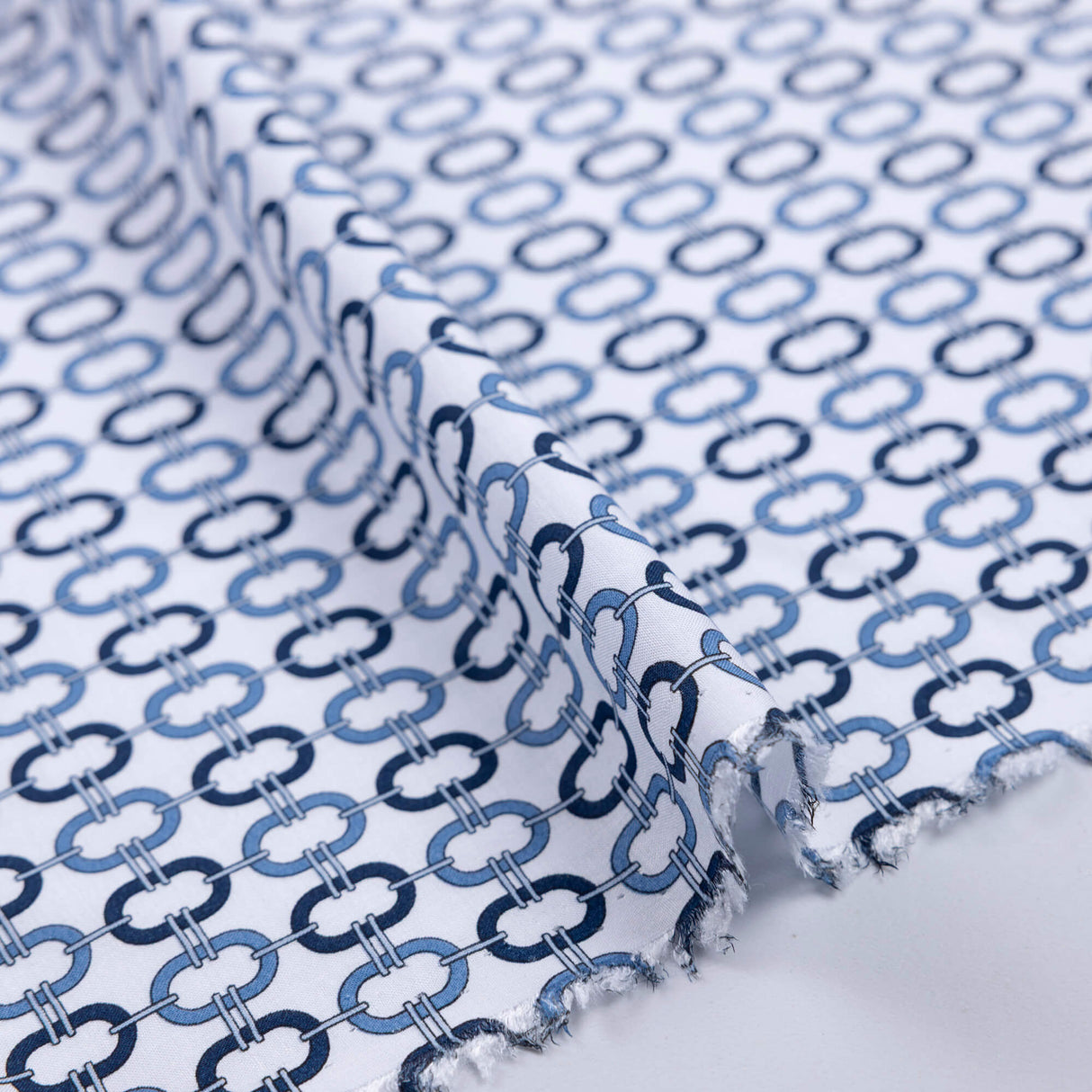 Étoffe 100% viscose – Chaînes bleu ciel et marine