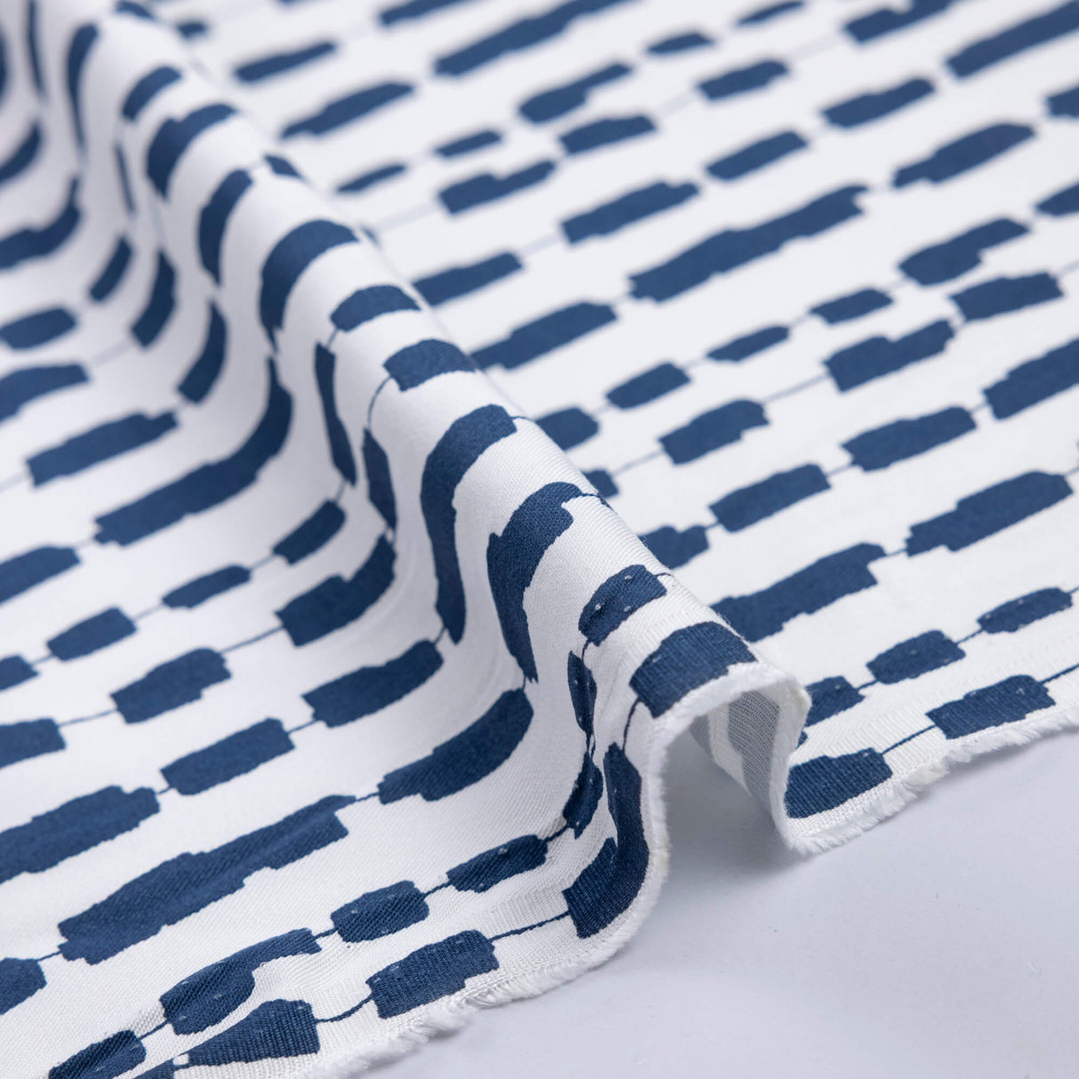 Twill 100% viscose – Rayures abstraites marine