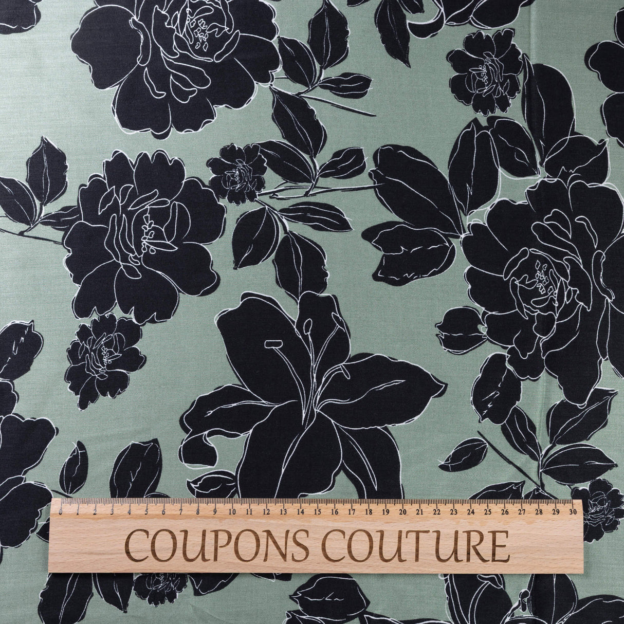 Satin 100% viscose – Fleurs noires fond vert sauge