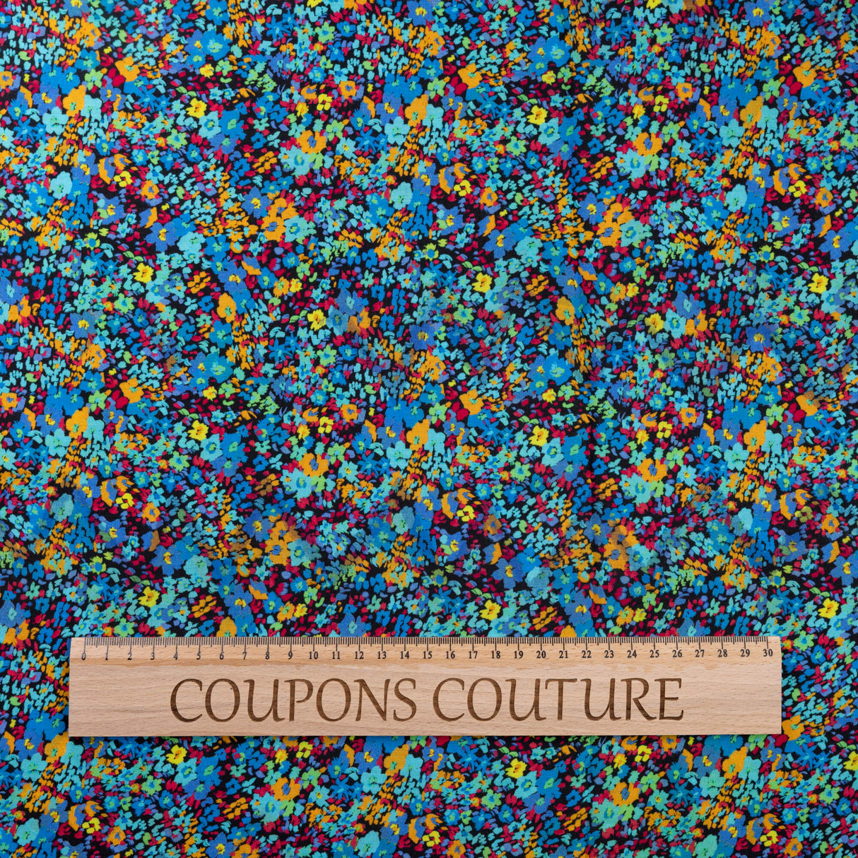 Étoffe 100% viscose – Mini fleurs multicolores fond noir
