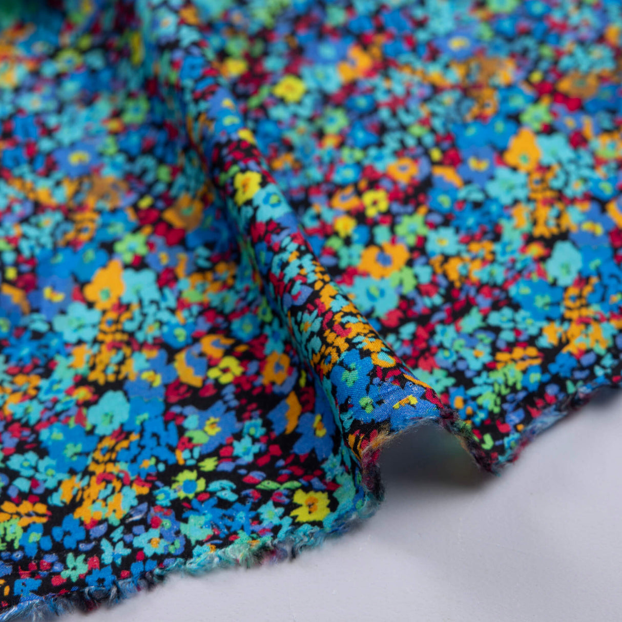 Étoffe 100% viscose – Mini fleurs multicolores fond noir