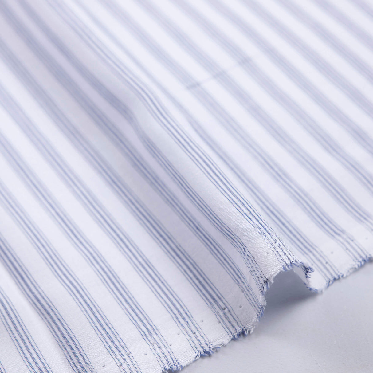 Étoffe 100% viscose – Rayures bleues sur fond blanc